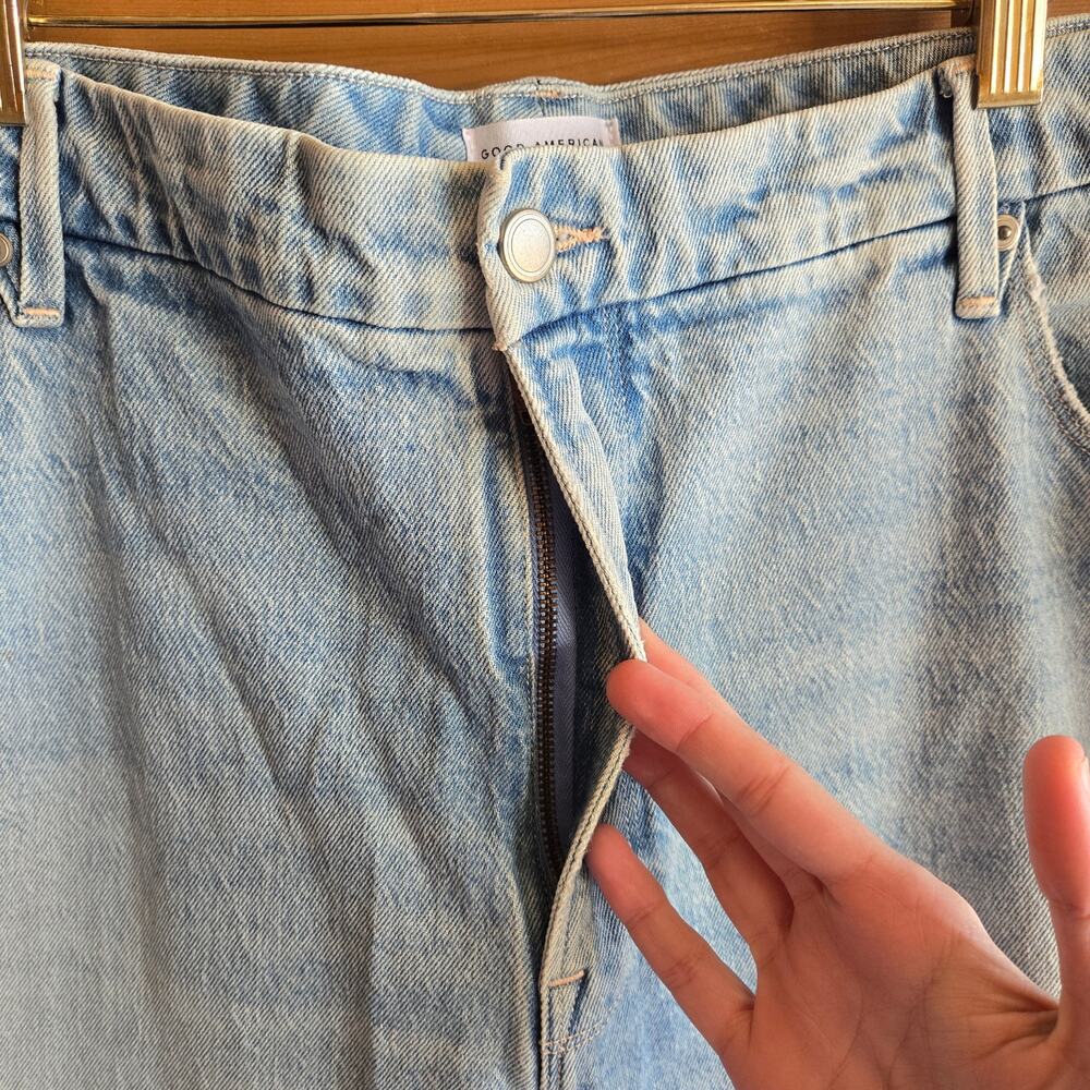 Good American Jean Good Classic Straight Leg Plus 24 Light Wash Distressed Denim - Picture 4 of 7